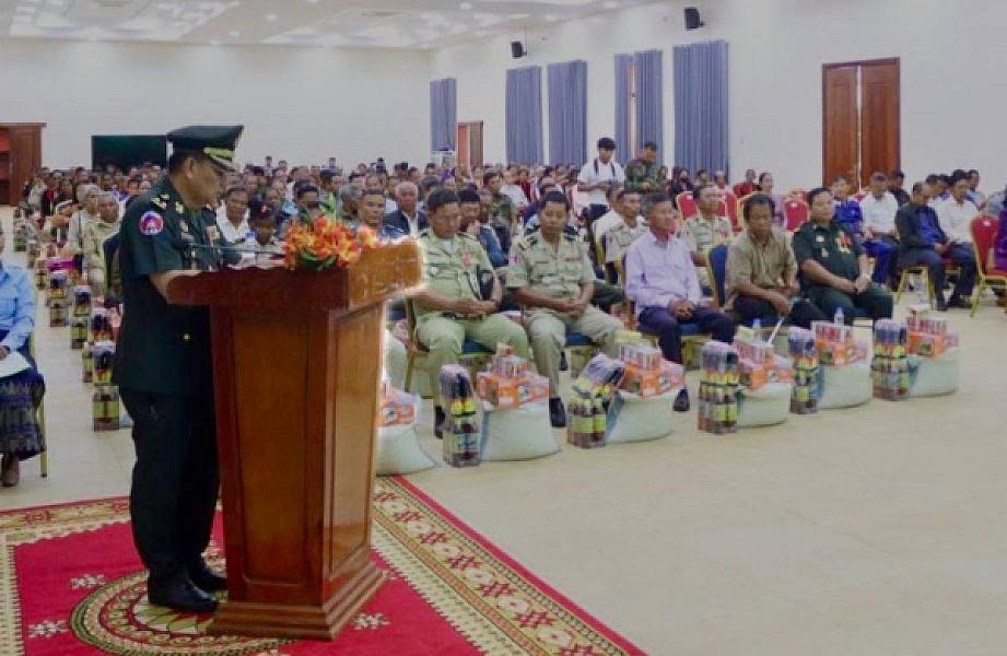 Major General San Kim Oeun collaborated with the provincial Department of Social Affairs to organize the celebration of Veterans Day.