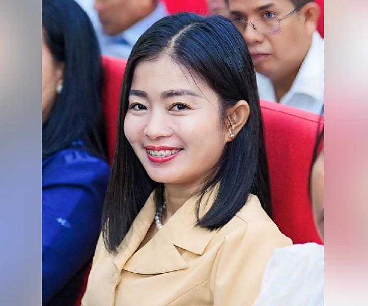 Ms. Phe Soksan, President of the National Social Welfare Foundation in Siem Reap Province, has donated 100,000 riels to organize the Extraordinary General Assembly of the Cambodian Veterans Association nationwide