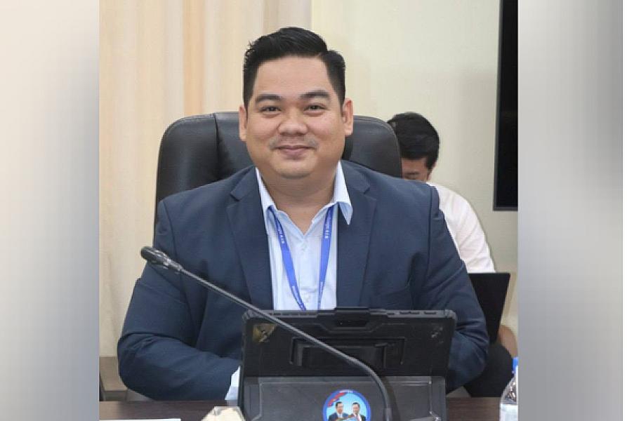 Dr. Semsak Sinha, Head of Policy Department of the Secretariat of the Cambodian Veterans Association, and his colleagues would like to contribute 500,000 riels to organize the Extraordinary General Assembly of the Cambodian Veterans Association nationwide
