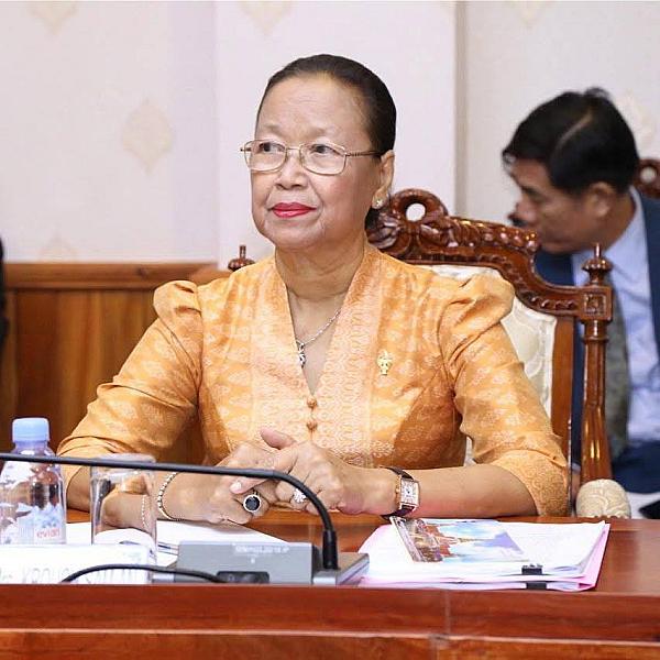 Madam Kruch Saman, Vice Chairman of the Legislative and Justice Committee of the National Assembly, has contributed 2 million riels to organize the Extraordinary General Assembly of the Cambodian Veterans Association nationwide