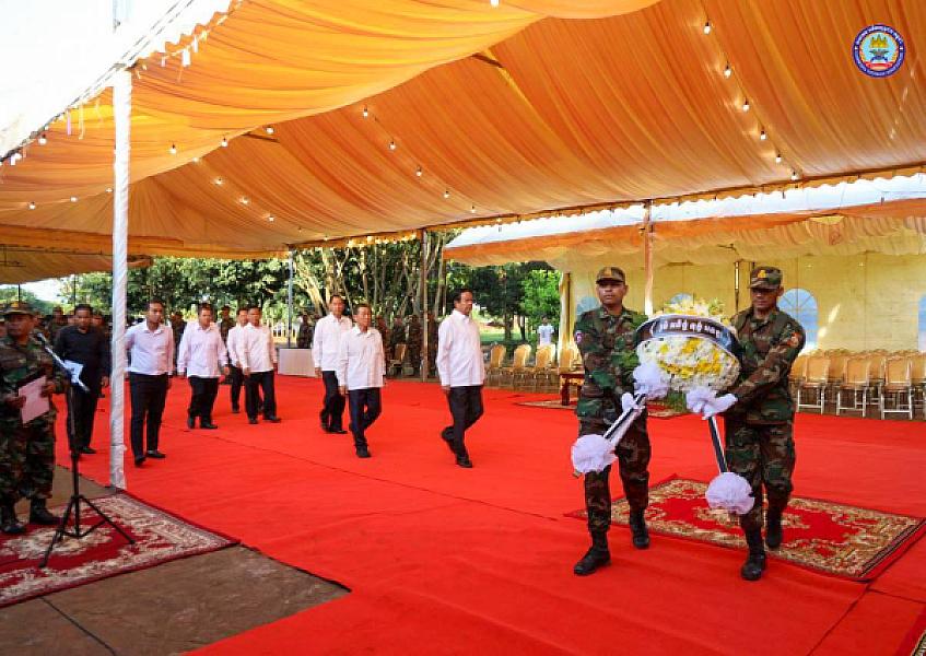 General Kittisanghabandit Kun Kim invited the delegation of the Cambodian Veterans Association to lay wreaths and pay respects to the remains of Lieutenant General Chhum Kheng, Commander of the 6th Intervention Brigade, who passed away at the age of 68 