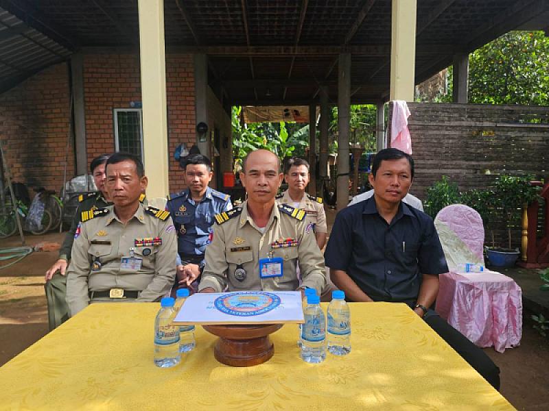 Major General Heng Wutthy assigned the Deputy Commissioner and the Koh Sotin District Association team to bring 4 million riel in relief funds to be given to the family of a deceased veteran in Koh Sotin District, Kampong Cham Province.
