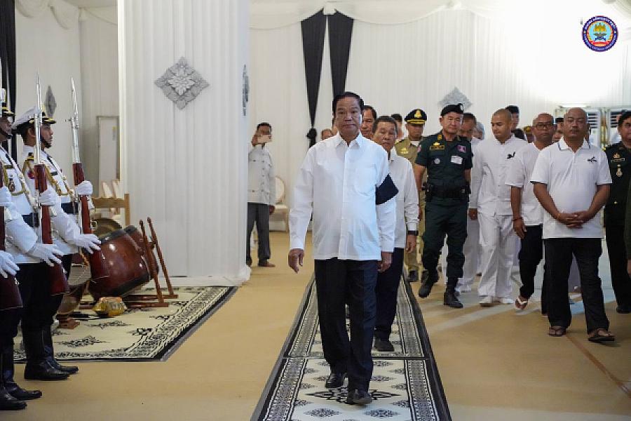 His Excellency General Kun Kim, invited the delegation to lay wreaths and pay respects to the late General Sok Pheap, Secretary of State of the Ministry of National Defense, who passed away at the age of 73.