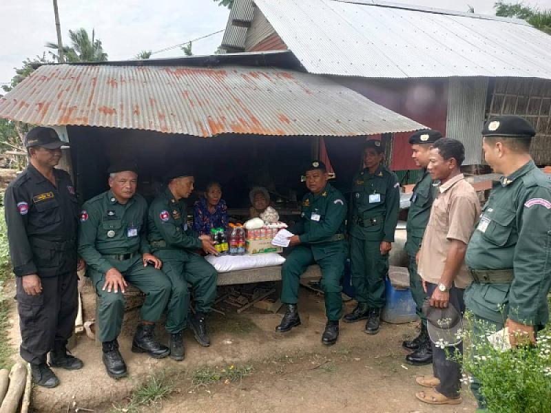Bavel District Police Deliver Aid to Needy Veterans in Battambang