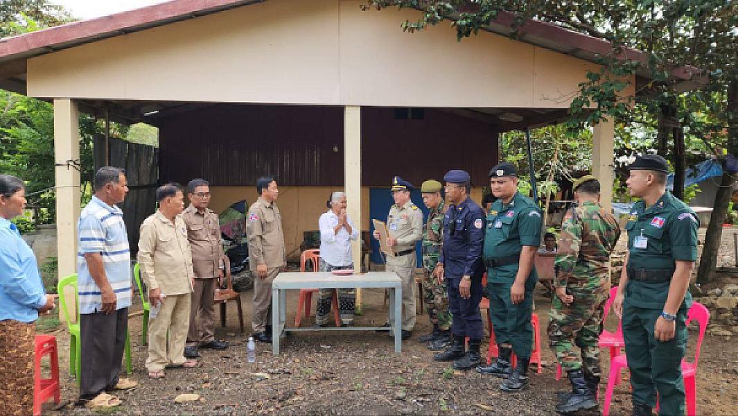 Mr. Ing Sinat, representing Major General Sit Loh, brought 8,000,000 riels to be donated to the families of deceased members of the Cambodian Veterans Association.