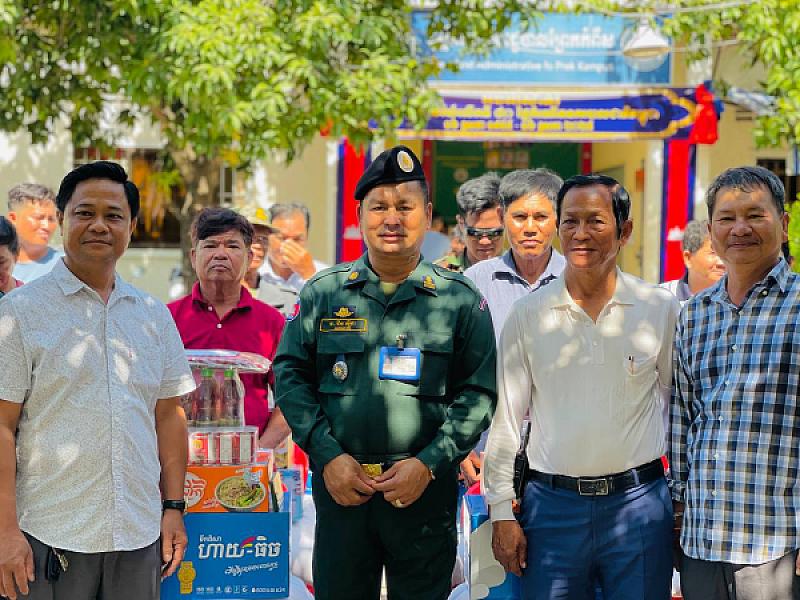 Colonel Jim Sitha and Lieutenant General Chuon Narin donated some food items and a sum of 20,000 riels (twenty thousand riels) each.