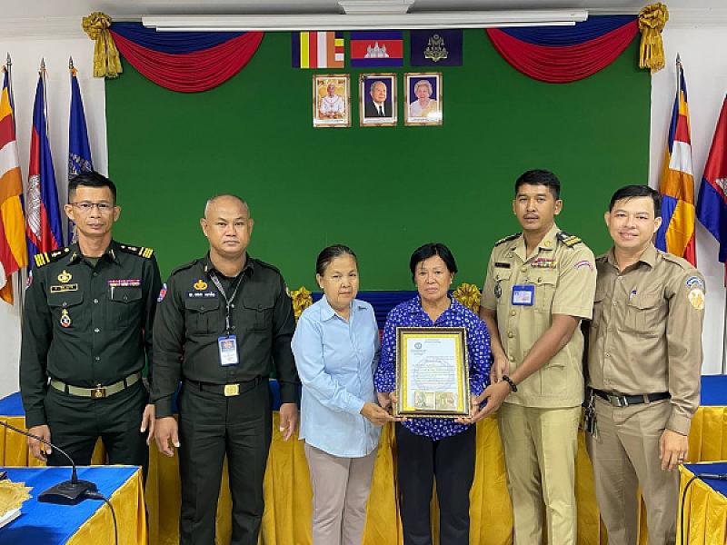 The Cambodian Veterans Association Committee in Phnom Penh visited and presented relief funds to the families of 10 deceased members of the association.