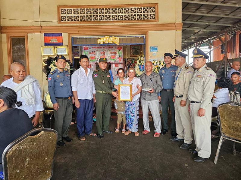 Brigadier General Mang Chen, representing Brigadier General Muy Sophat, presented a death benefit to the family of a veteran named Kong Sam Oeun (retired).