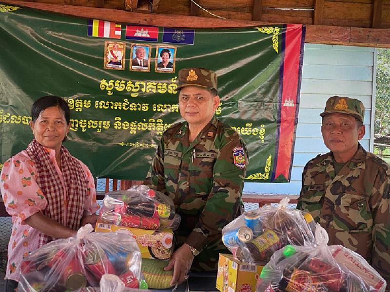 Colonel Prak Yun led the team to visit and distribute gifts