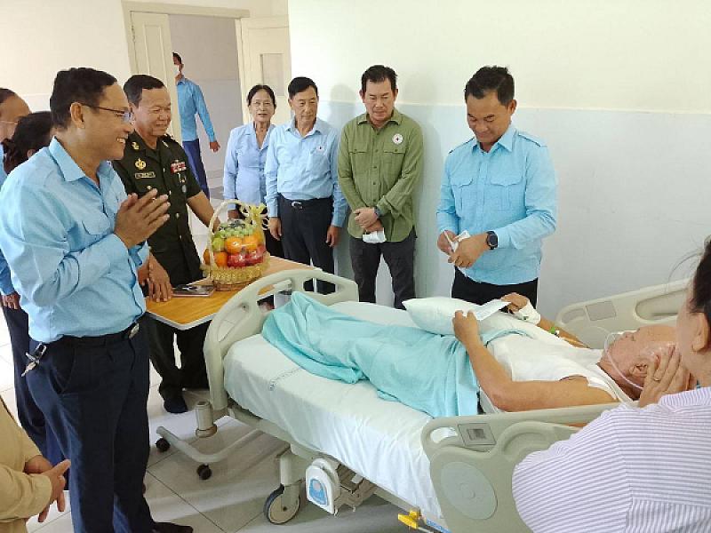 His Excellency Dr. Cheam Chansophorn visited the heroic soldier named Lieutenant Colonel Vet Soknoeun