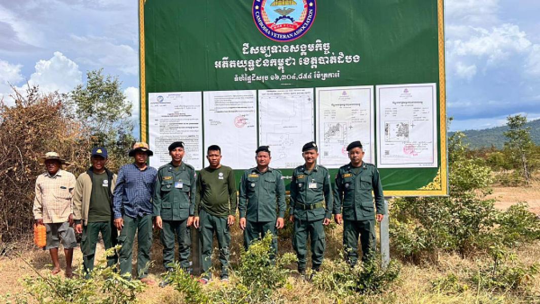 The police force of the Kas Kral district repaired the signs indicating the location of the social land concessions managed by the Cambodian Veterans Association