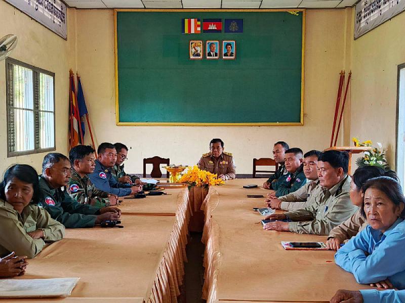 Samlot District Governor Brings Relief Fund to Families of 2 Veterans in Battambang Province