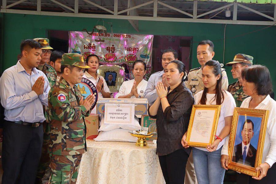 Brigadier General Chuon Sopheak brings relief funds to the family of a deceased retiree in Koh Kong province.
