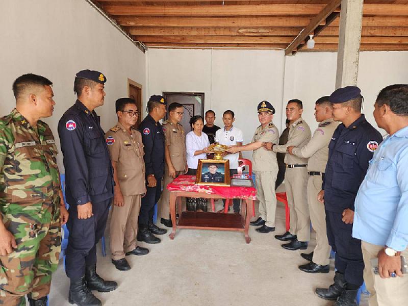 Mr. Eng Samon brought a funeral fund of 4 million riel to be given to the family of the deceased member named Phla Ray.