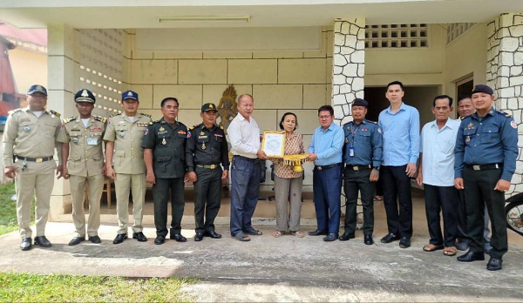 Kampot Province S.A.C. brings relief funds to the families of 2 veterans
