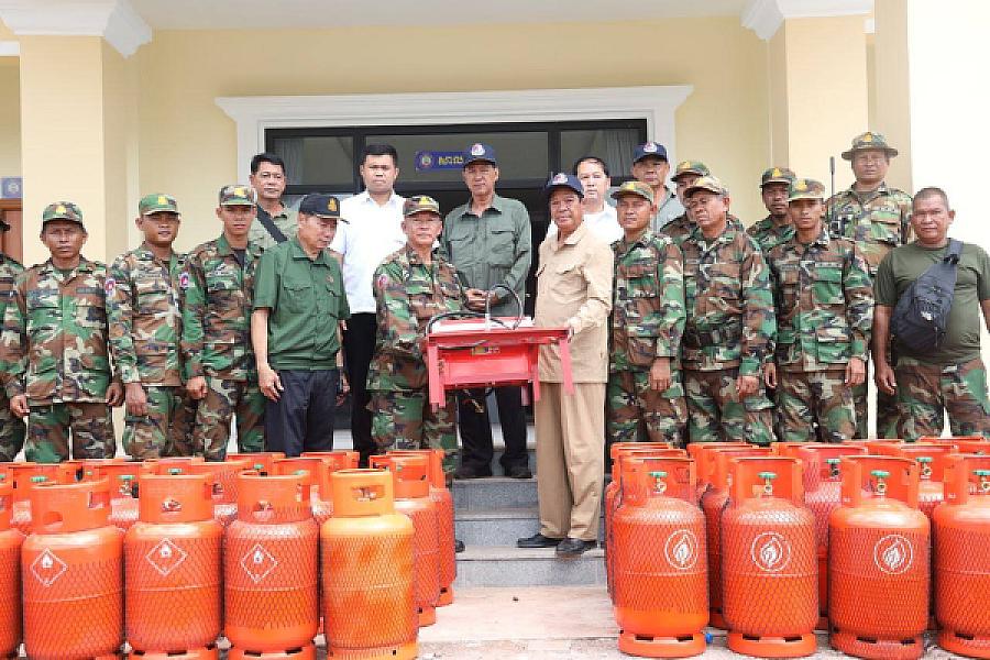 His Excellency Dr. Kun Kim presented gas masks and gas tanks to frontline forces stationed along the border.