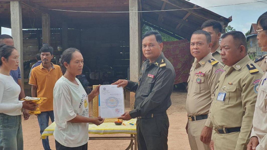 The Oddar Meanchey Provincial Police Commission brings relief funds to the families of 4 deceased veterans