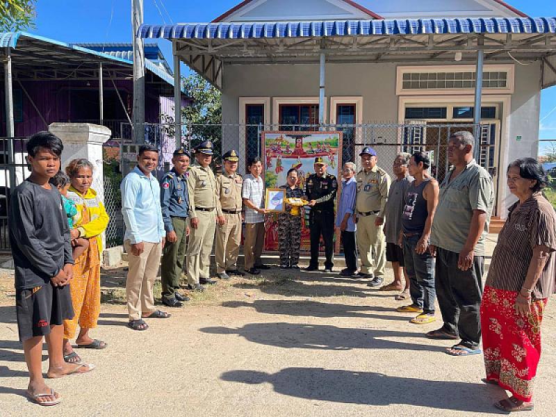 Kampong Speu Provincial Police Department brings relief funds to the family of a deceased veteran