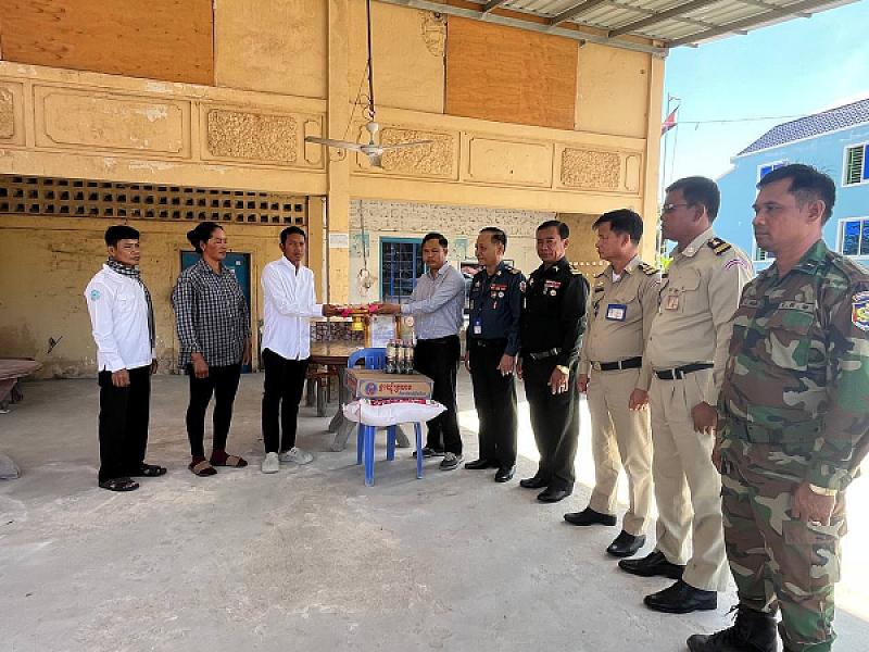 Takeo Provincial Military Police Committee brings relief funds to families of 5 deceased veterans