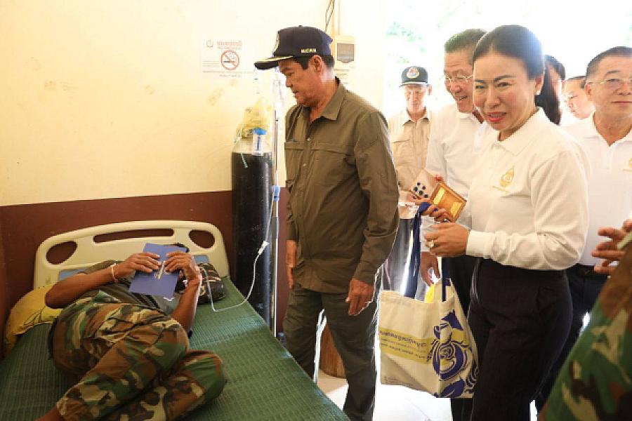 Cambodian Oknha Association brings funds to injured soldiers in Oddar Meanchey Province