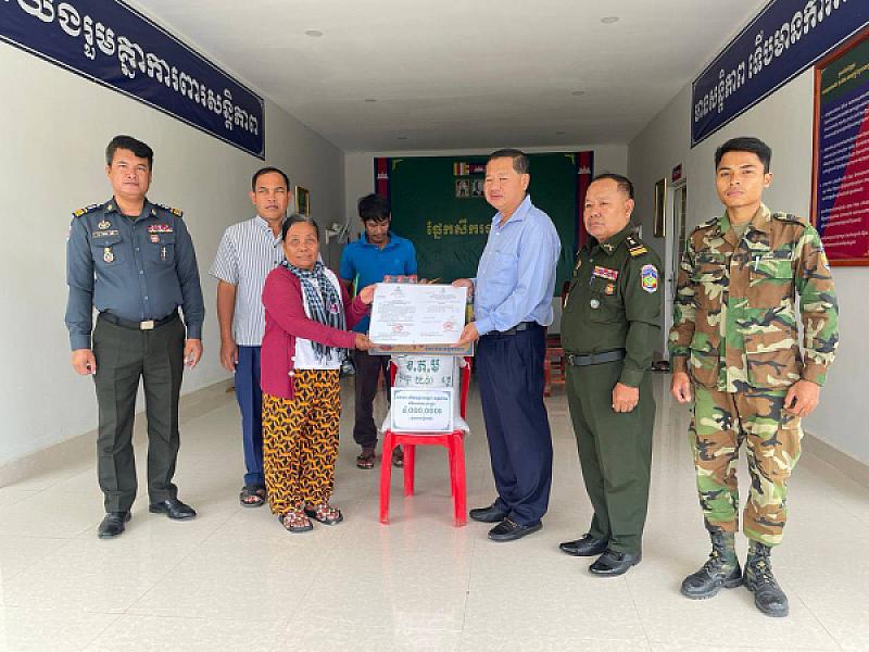 Brigadier General Neang Sopheara sent a representative to deliver 4 million riels of relief funds to the UN member Mak Yon.
