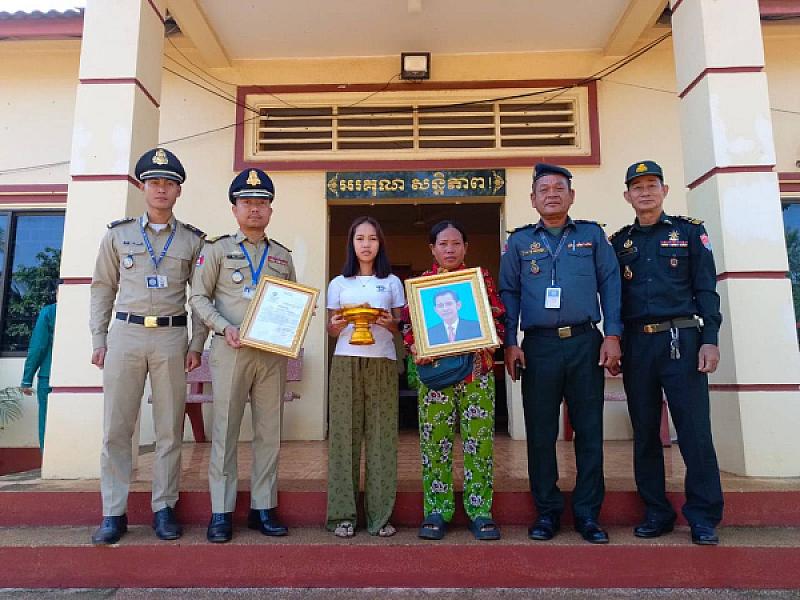 Kandal Provincial S.A.C. brings relief funds to the family of a deceased veteran