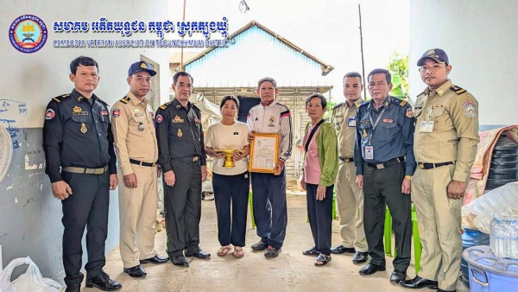 Tbong Khmum Provincial S.A.C. brings relief funds to the families of 8 deceased veterans