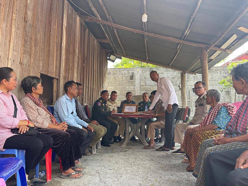 Brigadier General Yem Sok and his team brought 4 million riel in relief funds to the family of S.A.C. member Hong Him.