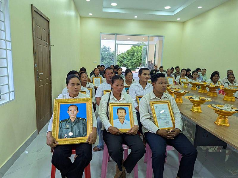 ស.អ.ក ខេត្តកំពង់ឆ្នាំង នាំយកថវិកាបេឡាមរណសង្រ្គោះជូនគ្រួសារសពអតីតយុទ្ធជន១៦គ្រួសារ - Image 7