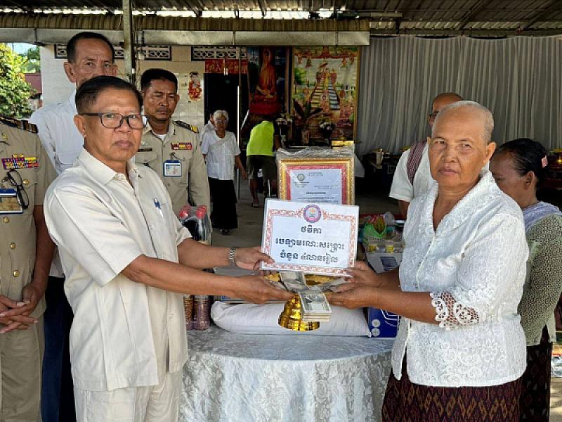 Kandal Provincial Military Committee brings relief funds to the family of a deceased veteran
