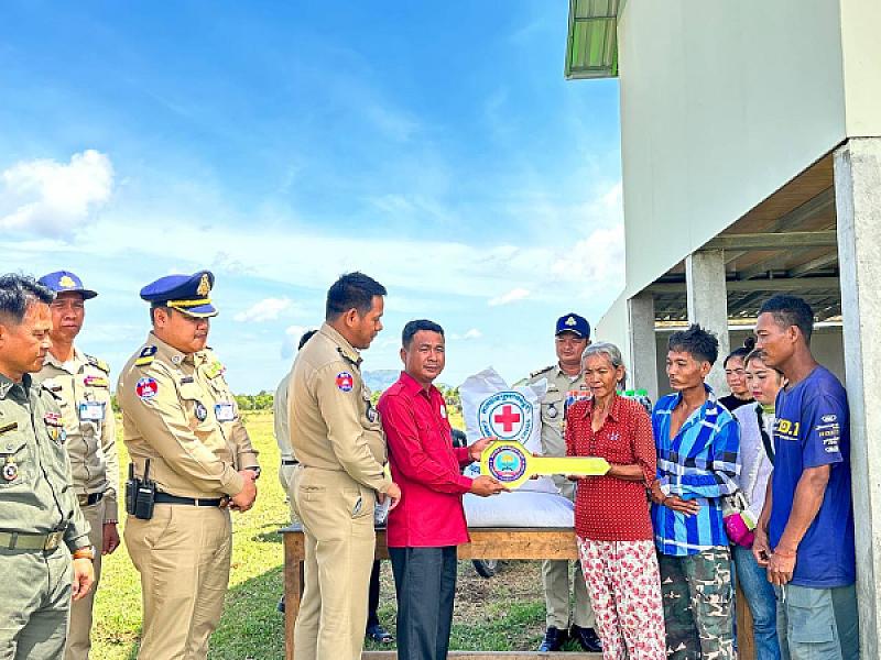 Samdech Techo Hun Sen gives a house and a hectare of land to the parents of the frontline soldiers stationed at Ta Krabey Temple