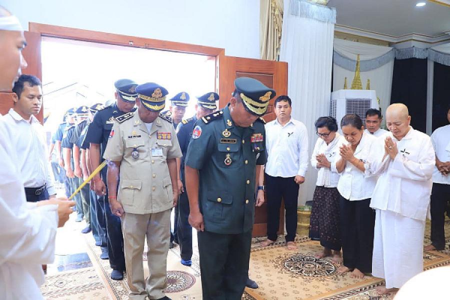 Brigadier General Aph Naek leads a team to pay tribute to the late Deputy Chairman of the Provincial Military Command, Kandal Province
