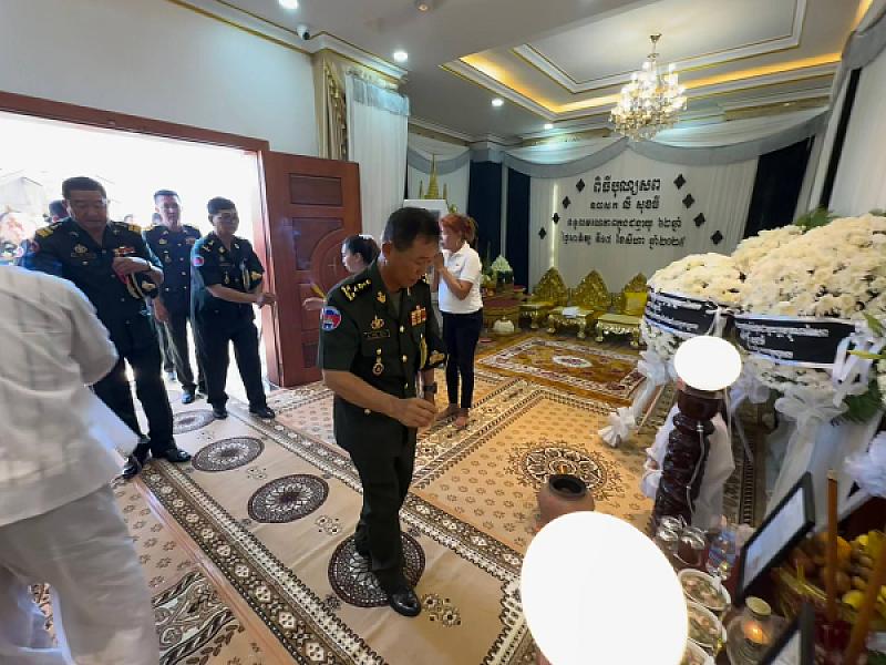 HE Chhea Sidara, Deputy Secretary-General of the Cambodian Veterans Association, pays tribute to the late Director of the Department of Social Affairs, Kandal Province