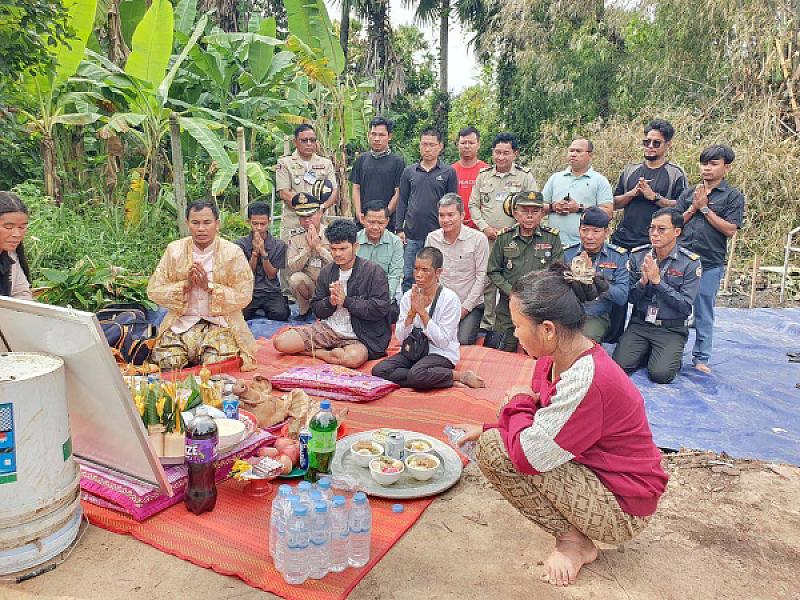 ឧត្តមសេនីយ៍ទោ ចៅ វ៉ាន់ហេង ដឹកនាំក្រុមការងាររៀបចំពិធីសែនក្រុងពាលីសង់ផ្ទះមួយខ្នងជូនភរិយាវីរកងទ័ពជួរមុខ - Image 3