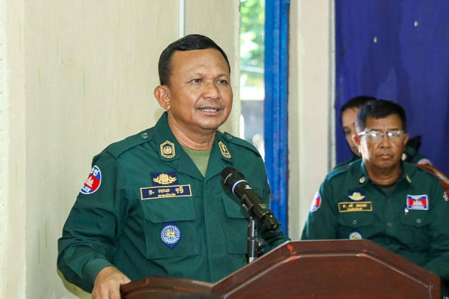 25 National Police Officers and Retirees in Kampong Cham Province Receive Gifts from His Majesty the King