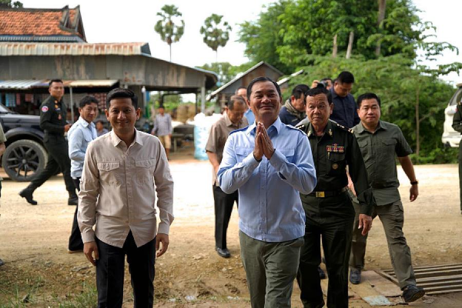 His Excellency Cheam Chansophorn visits a sergeant who is recovering in his hometown after being injured in the direction of Takrabei Temple