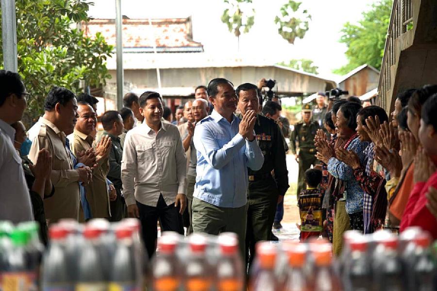 ឯកឧត្តម ជាម ច័ន្ទសោភ័ណ អញ្ជើញចុះសួរសុខទុក្ខពលបាលឯកមួយរូបកំពុងសម្រាកព្យាបាលនៅស្រុកកំណើតបន្ទាប់ពីរបួសនៅទិសប្រាសាទតាក្របី  - Image 3