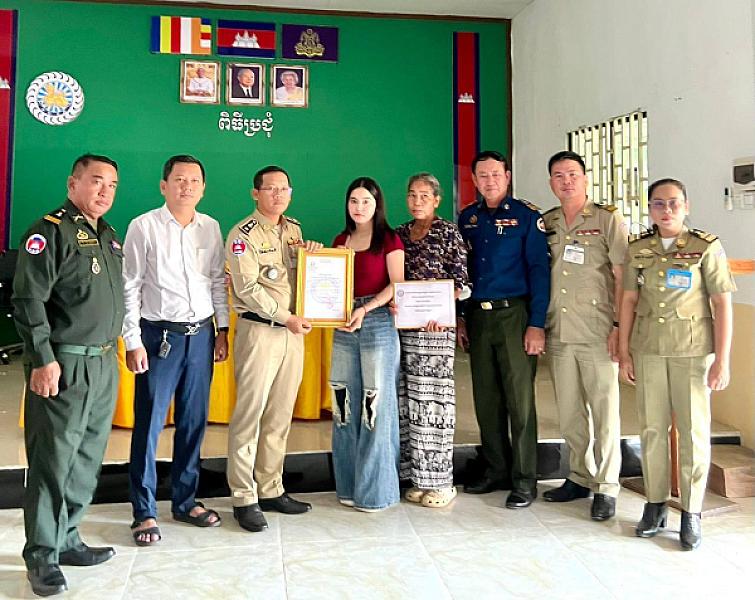 Kampong Cham Provincial S.A.C. brings relief funds to the families of 2 deceased veterans