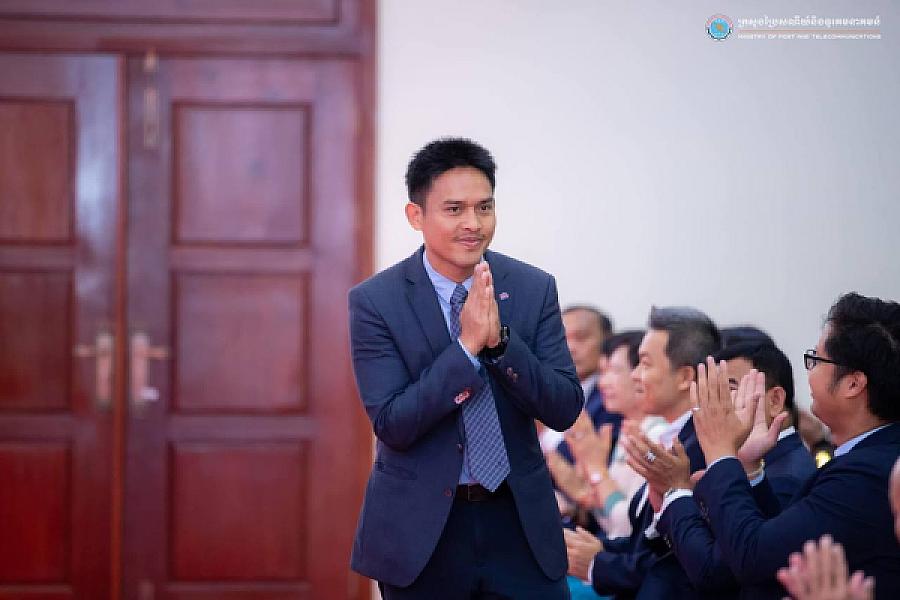 His Excellency Sam Heng, Minister Delegate to the Prime Minister, donated 10 million riels to organize an extraordinary general assembly nationwide representing the Cambodian War Veterans Association.