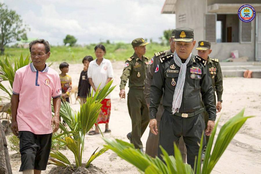 Kampong Chhnang Provincial Military Command leads a team to inspect the living conditions and bring gifts from the President to the families of 3 veterans