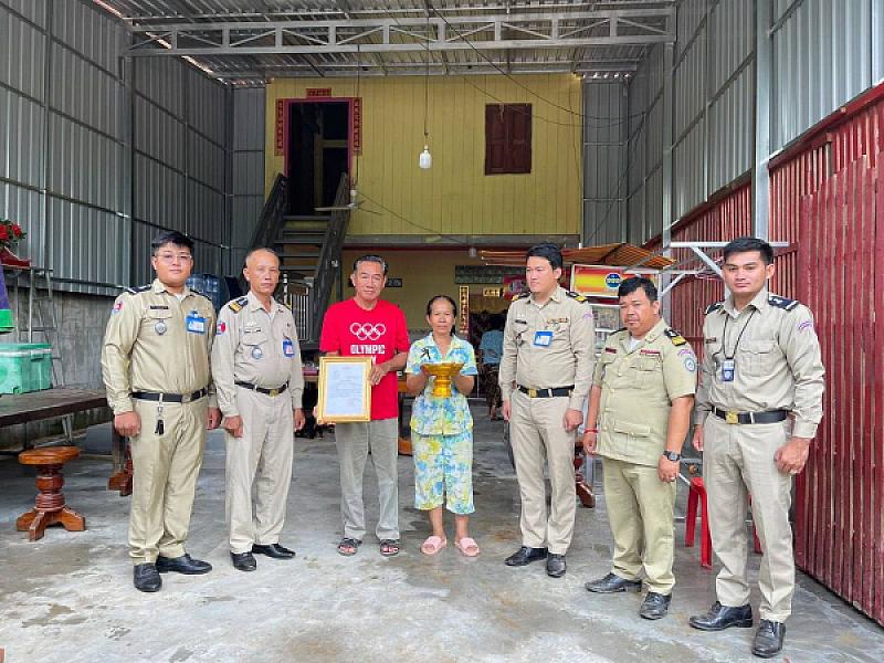 Tbong Khmum Provincial S.A.C. brings relief funds to the families of 2 deceased veterans