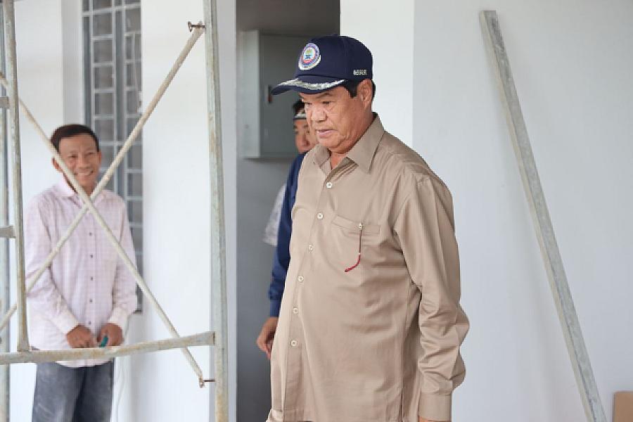 His Excellency Dr. Kun Kim visited the construction team of the Pursat Provincial Cambodian Veterans Association headquarters in Pursat city.