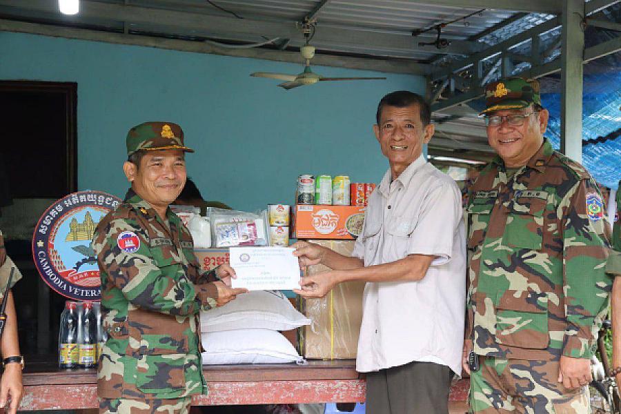 Koh Kong Provincial Military Academy brings gifts from His Majesty the King to a chronically ill veteran recovering at home