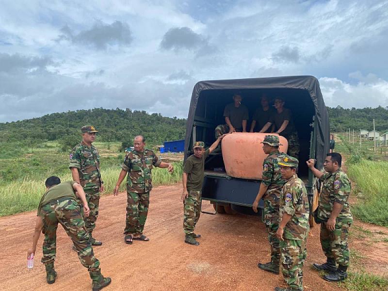 Preah Sihanouk Province S.A.C. brings jars and banana trees to distribute to veterans for use and cultivation