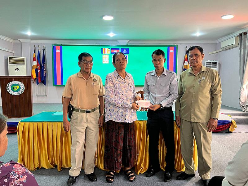 គ្រួសារសពអតីតយុទ្ធជន ២២គ្រួសារនៅភ្នំពេញទទួលប្រាក់ធានារ៉ាប់រងសង្គម និងប្រាក់ឧបត្ថម្ភមួយលើកដំបូង - Image 6