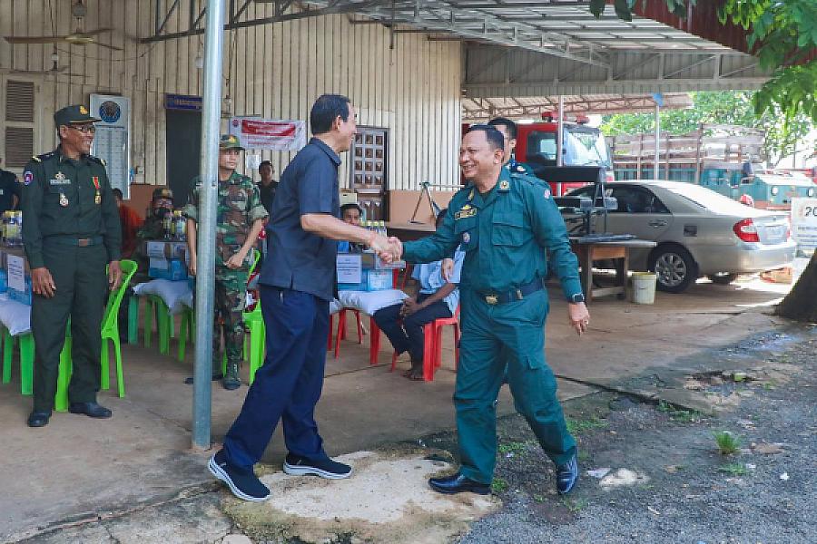 13 National Police Officers and Retirees in Kampong Cham Province Receive Gifts from His Majesty the King