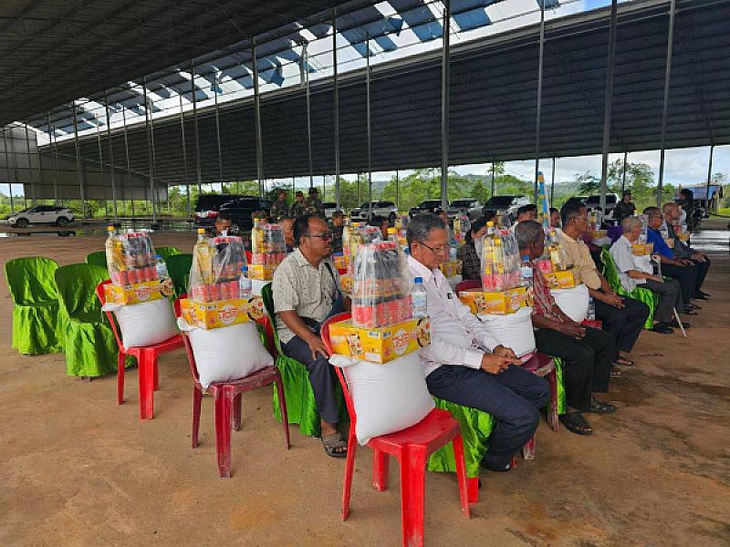 Koh Kong Provincial War Veterans Association leads team to visit and provide financial assistance to 20 veterans during Pchum Ben festival