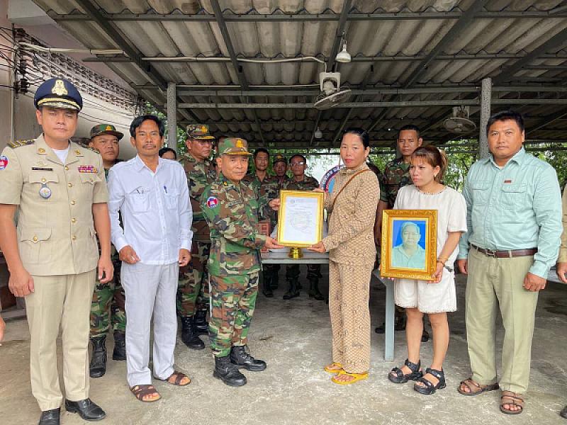 Koh Kong Provincial S.A.C. brings relief funds to the family of a deceased veteran