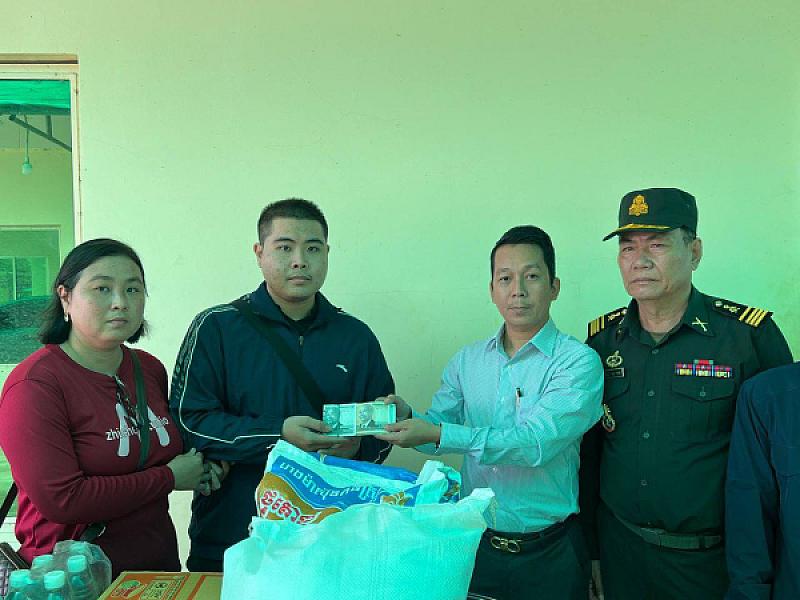 S.A.C. of Sampov Poun City brings relief funds to the family of a deceased S.A.C. member
