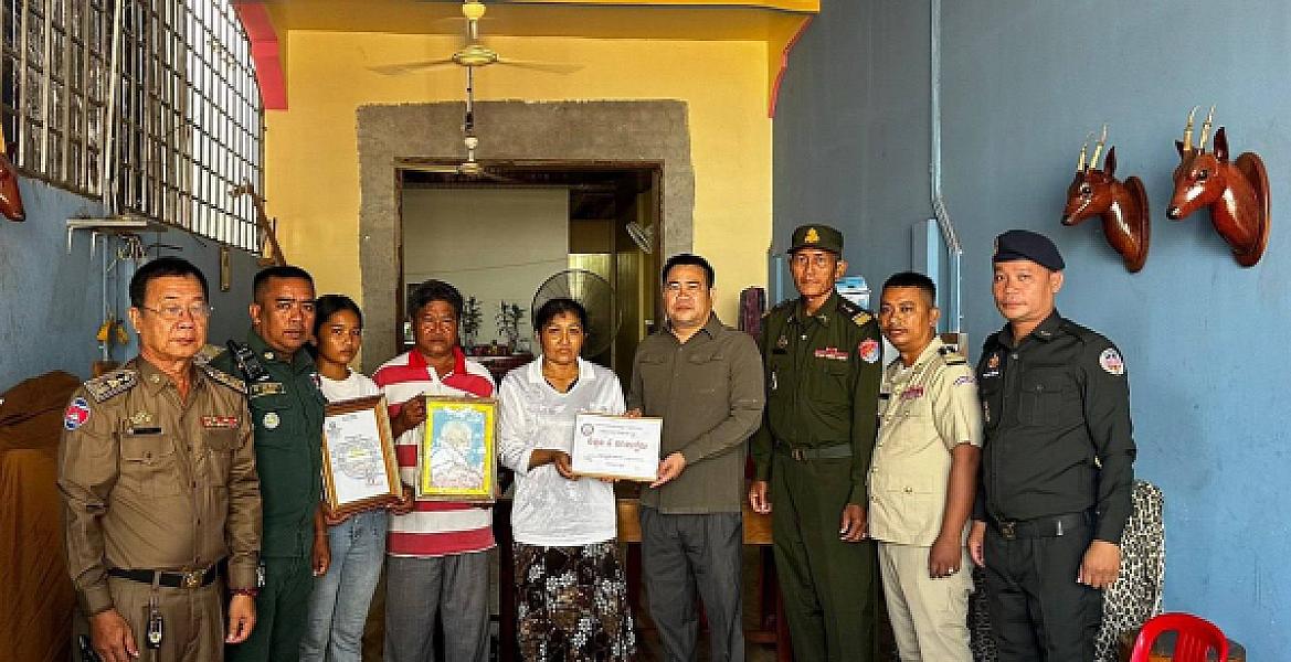 Kampong Cham Provincial Veterans Association brings relief funds to the families of a deceased veteran in Prey Chhor District